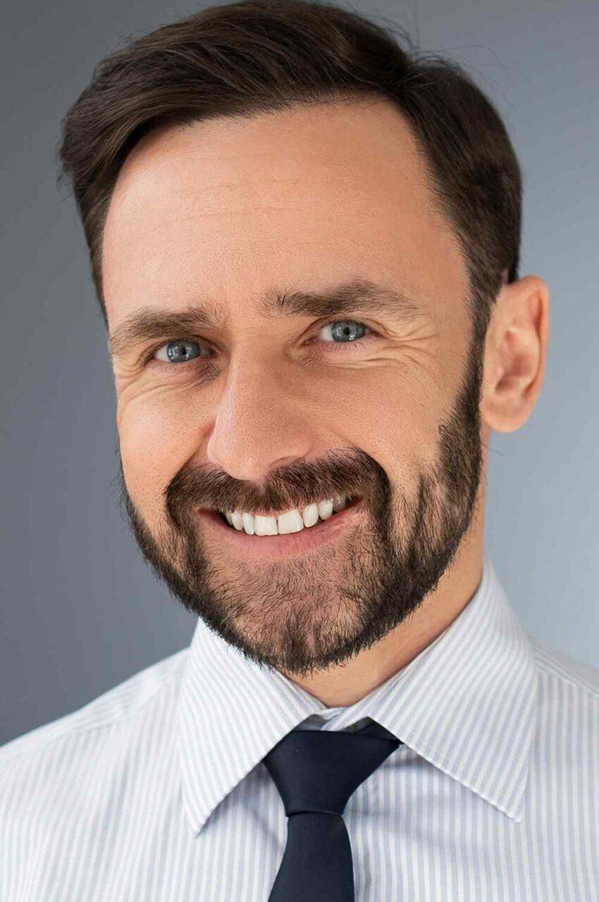 https://www.skilltops.com/wp-content/uploads/2019/02/team_01-850x1280.jpg